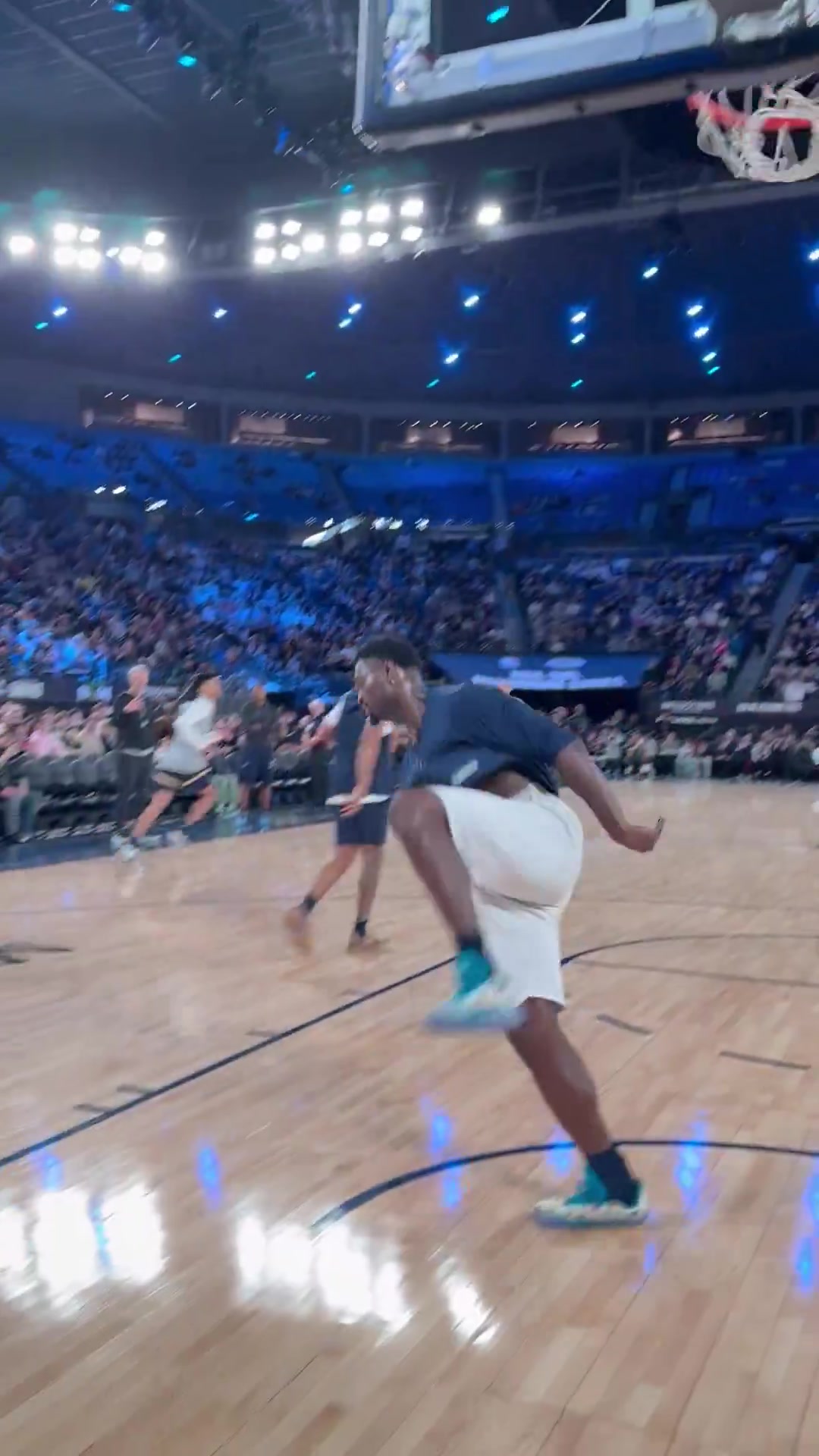 害搁那扣篮锡安训练中