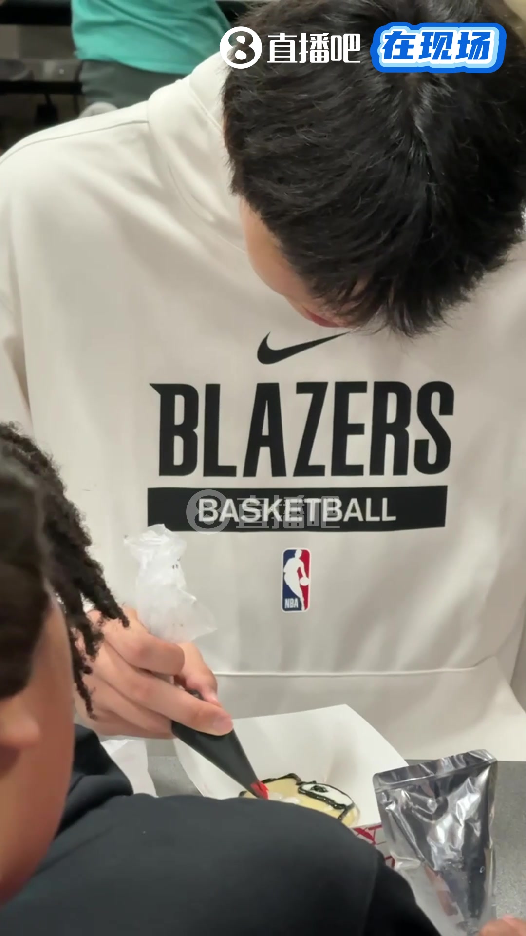 被团团围住杨瀚森为小