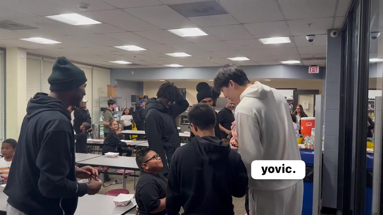 很腼腆呀杨瀚森跟随老