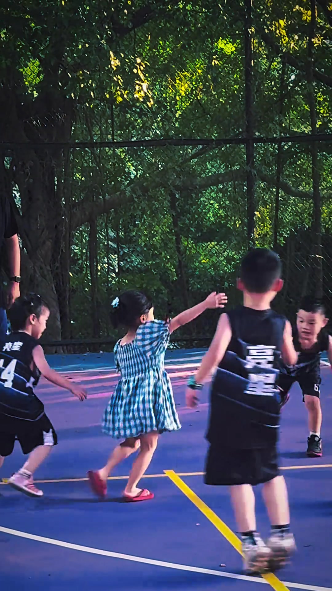 拖鞋小妹妹抢断一条龙