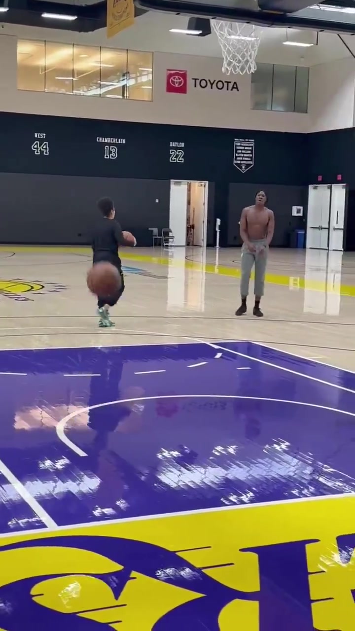 湖人新秀迪耶罗进行恢