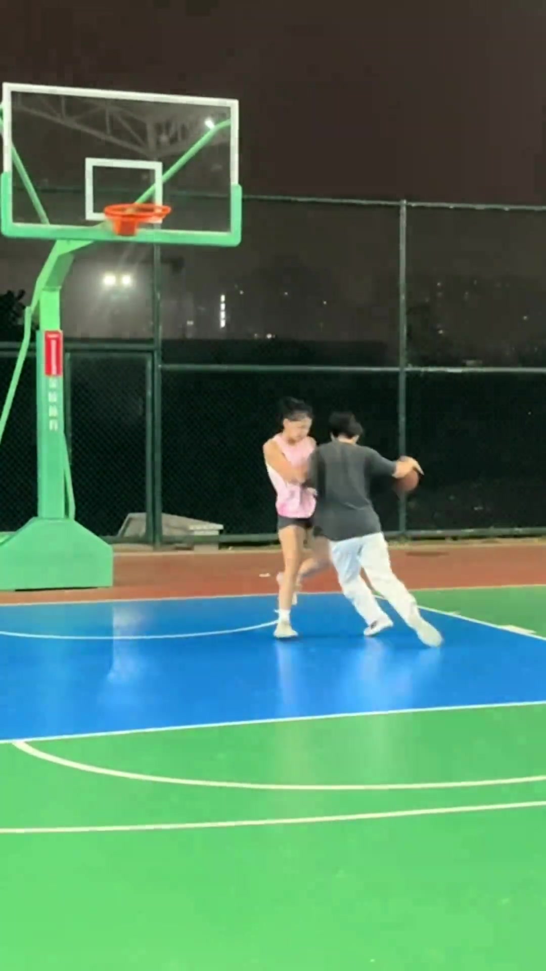 小伙子强打小姐姐毫不